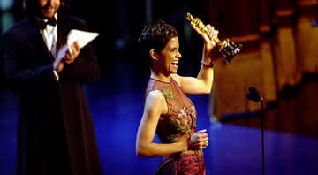 A atriz comemora a vitória do Oscar de Melhor Atriz em 2002 por "A Última Ceia" - Divulgação/Getty Images