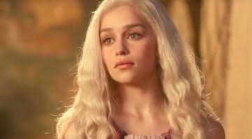 Emilia Clarke no papel de Daenerys Targaryen na primeira temporada de GoT - Reprodução/YouTube