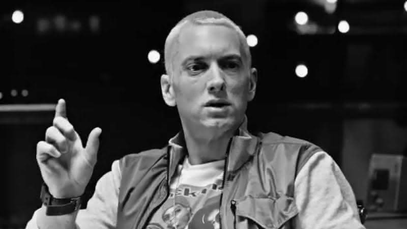 Música de Eminem afirma que Rihanna teria passado DST para Chris Brown - YouTube