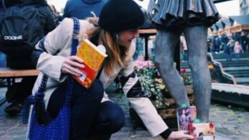A atriz Emma Watson espalhando o livro Little Women por Londres - Reprodução/Instagram/Emma Watson