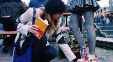 A atriz Emma Watson espalhando o livro Little Women por Londres - Reprodução/Instagram/Emma Watson