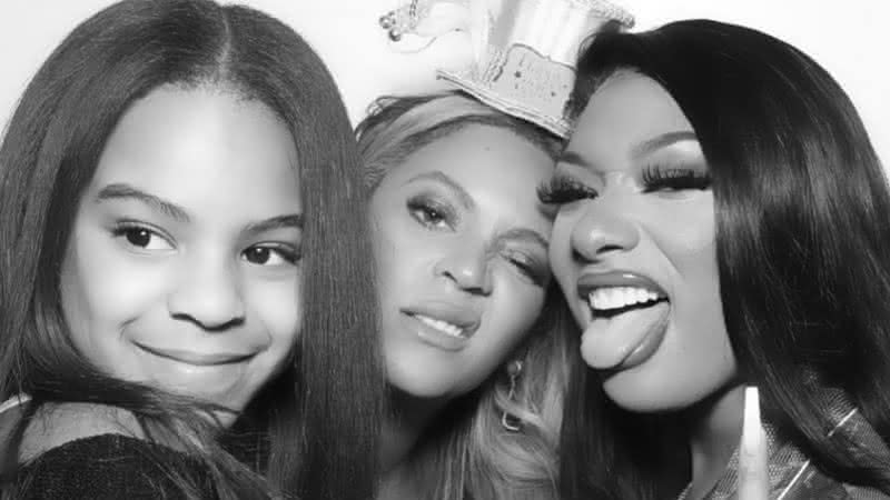 Ao posar para fotos com Beyoncé, durante a passagem do ano, Blue Ivy teve a aparência criticada por jornalistas - Twitter