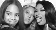 Ao posar para fotos com Beyoncé, durante a passagem do ano, Blue Ivy teve a aparência criticada por jornalistas - Twitter