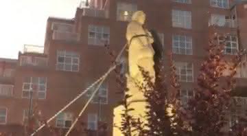 Imagem da estátua sendo derrubada em Baltimore, nos EUA - Twitter