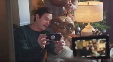 Henry Thomas e o boneco do E.T nos bastidores do comercial - YouTube