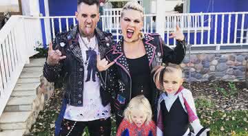 Pink com seu esposo Carey Hart, e filhos - Instagram