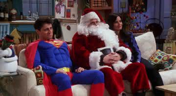 Joey, Chandler e Monica no episódio "Aquele com o tatu natalino", da sétima temporada - (Divulgação/HBO Max)