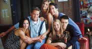 Jeniffer Aniston Lisa Kudrow, Courtney Cox, David Schwimmer, Matt LeBlanc e Matthew Perry no set de Friends - Divulgação/Warner Bros.