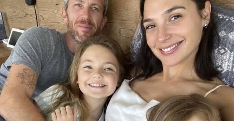 Com foto em família, Gal Gadot anunciou estar esperando o seu terceiro filho - Reprodução/Instagram