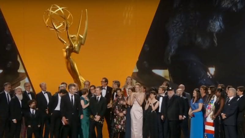 Elenco de Game Of Thrones recebendo prêmio de Melhor Série de Drama - Reprodução/YouTube