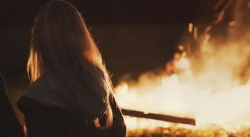 Mulher queimou o corpo ao tentar acender vela com álcool em gel - Pixabay