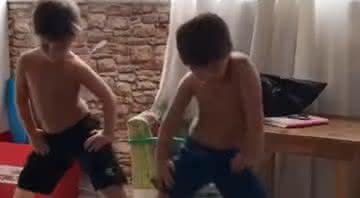 Imagem dos gêmeos Kaic e Bernardo dançando ao som de Pabllo Vittar - Facebook