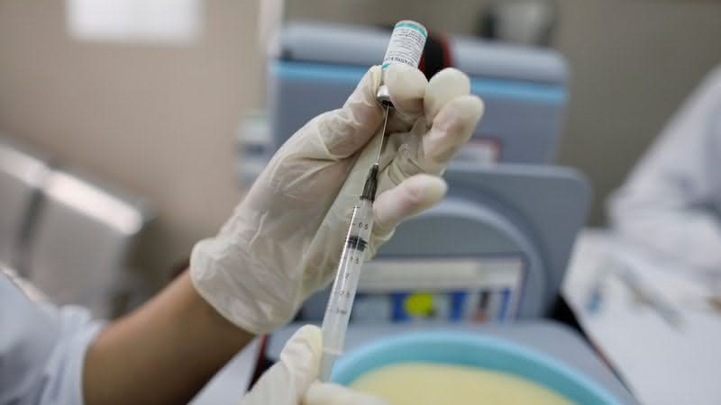 Imagem ilustrativa de enfermeira preparando vacina - Leonardo Fernandez Viloria/Getty Images