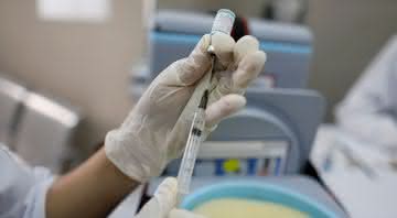 Imagem ilustrativa de enfermeira preparando vacina - Leonardo Fernandez Viloria/Getty Images
