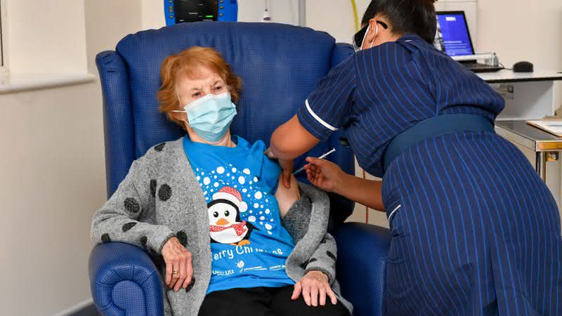 Margaret Keenan, de 90 anos, foi a primeira a receber a vacina contra Covid-19 - Pool / Getty Images