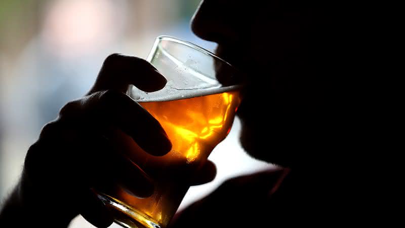 Homem bebe 10 garrafas de cervejas sem fazer xixi e tem rim dilacerado - Getty Images/Justin Sullivan