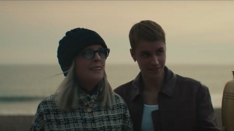 Diane Keaton e Justin Bieber são mãe e filho no clipe - (Reprodução/YouTube)
