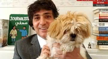 Guga Chacra e o cachorro durante entrada ao vivo na Globo News - Transmissão/Globo