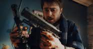 Daniel Radcliffe em trailer de Guns Akimbo - YouTube