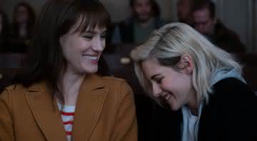 Mackenzie Davis e Kristen Stewart em "Happiest Season" - Divulgação/Hulu