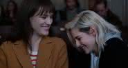 Mackenzie Davis e Kristen Stewart em "Happiest Season" - Divulgação/Hulu