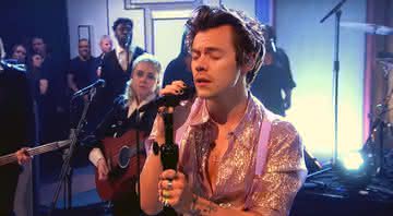 Harry Styles cantando Lights Up no programa - Reprodução/YouTube