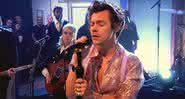 Harry Styles cantando Lights Up no programa - Reprodução/YouTube