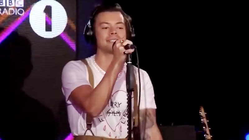 Harry Styles nos estúdios da BBC Radio 1 performando Juice, da cantora Lizzo - YouTube