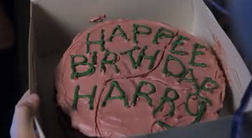 Cena de Harry Potter ganhando o bolo de Hadrig em A Pedra Filosofal - YouTube