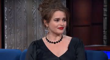 Helena Bonham Carter em entrevista com Stephen Colbert no Late Night - YouTube