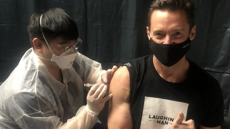 ugh Jackman, o Wolverine de "X-Men", foi vacinado contra a Covid-19 - Reprodução/Twitter