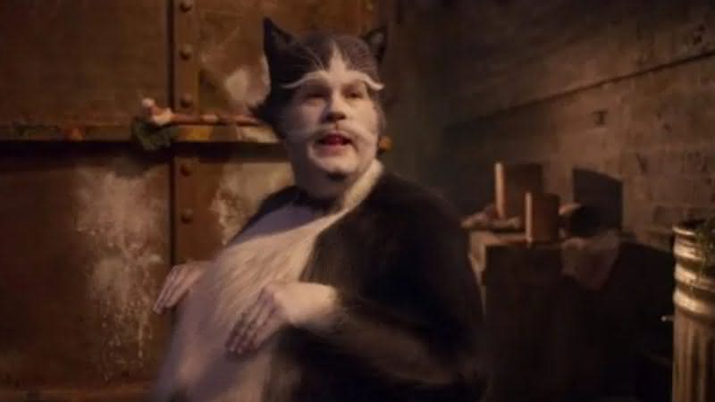 James Corden em cena do musical Cats - YoutubeWorking Title Films