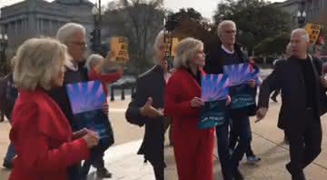 Jane Fonda e Ted Danson em protestos nos Estados Unidos - Twitter