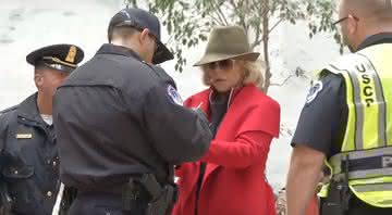 Jane Fonda sendo presa hoje (01) - YouTube