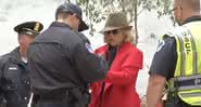 Jane Fonda sendo presa hoje (01) - YouTube