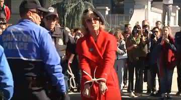 Jane Fonda sendo presa em frente ao Capitólio norte-americano - YouTube
