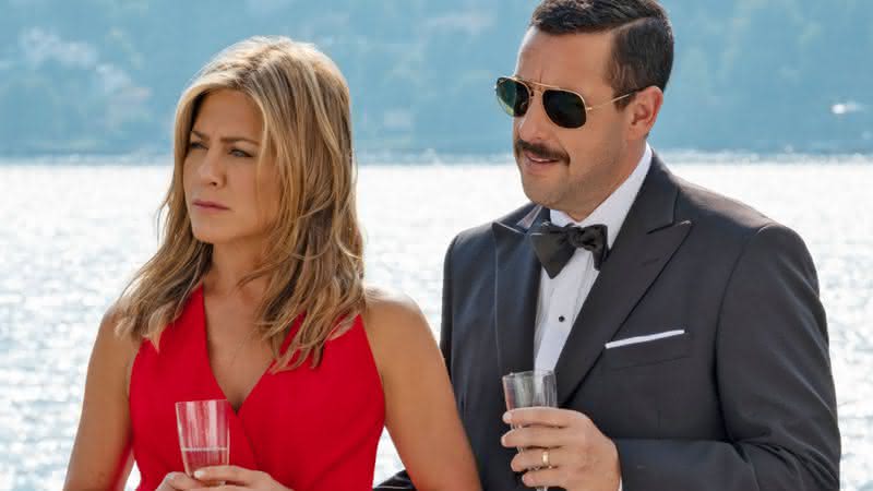 Jennifer Aniston e Adam Sandler em cena de Mistério no Mediterrâneo - Divulgação/Netflix