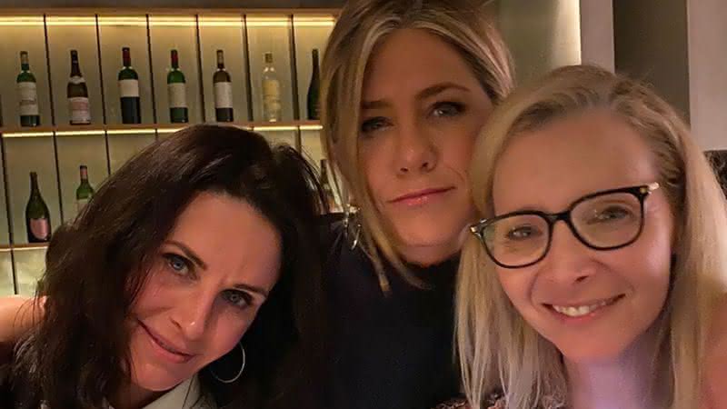 Jennifer Aniston compartilhou clique ao lado de Courteney Cox e Lisa Kudrow durante jantar - Instagram