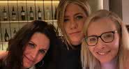 Jennifer Aniston compartilhou clique ao lado de Courteney Cox e Lisa Kudrow durante jantar - Instagram