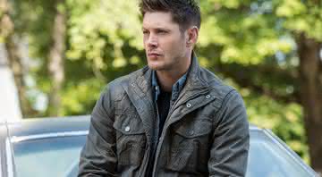 Jensen como Dean Winchester em Supernatural - Reprodução/CW