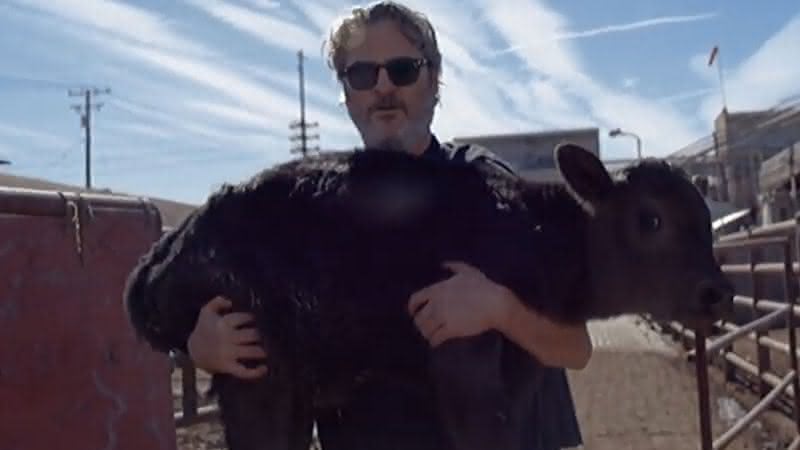 Joaquin Phoenix carrega bezerro resgatado - Reprodução/YouTube