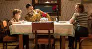 Roman Griffin Davis, Taika Waititi e Scarlett Johansson em Jojo Rabbit - Divulgação/Universal Pictures
