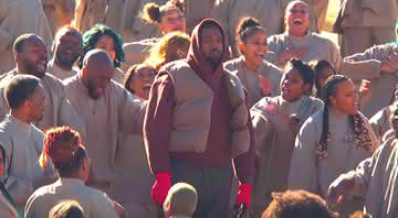 Kanye West cercado pelo coral do Sunday Service no clipe de Closed For Sunday - Reprodução/YouTube