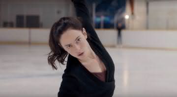 Kaya Scodelario em cena do trailer da série Spin Out - YouTube/Netflix