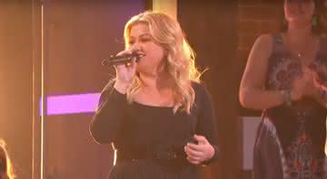 Kelly Clarkson cantando em seu programa na televisão norte-americana - YouTube