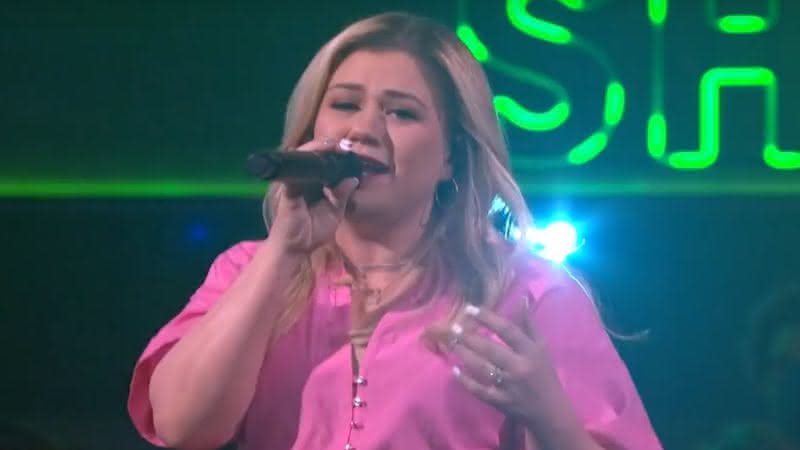 Kelly Clarkson na apresentação do cover de Toxic, de Britney Spears - Youtube