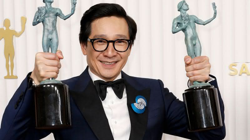 Ke Huy Quan se torna o 1º ator asiático a ganhar a categoria melhor ator coadjuvante no SAG Awards - Reprodução: Frazer Harrison/Getty Image