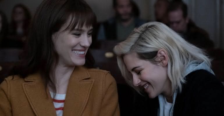 Mackenzie Davis e Kristen Stewart estrelam "Happiest Season", comédia romântica LGBTQIA+ que estreia em 25 de novembro nos EUA - Divulgação/Hulu