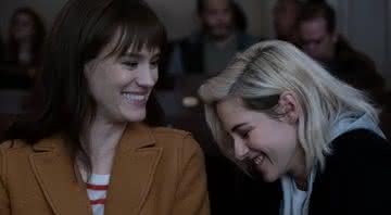 Mackenzie Davis e Kristen Stewart estrelam "Happiest Season", comédia romântica LGBTQIA+ que estreia em 25 de novembro nos EUA - Divulgação/Hulu