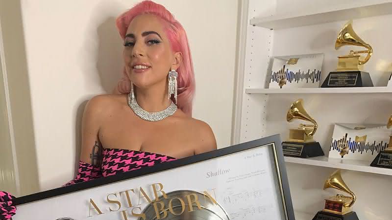 Lady Gaga com sua coleção de Grammys em 2019 - Reprodução/Instagram